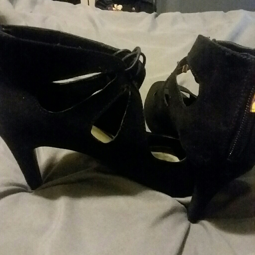 Shoes - Picture 4 of 4